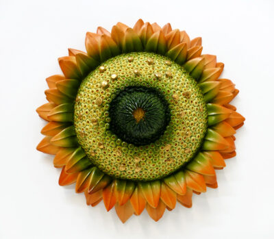 Muriel Persil, La fleur précieuse, 2021. Grès, d.30cm, h.9cm.